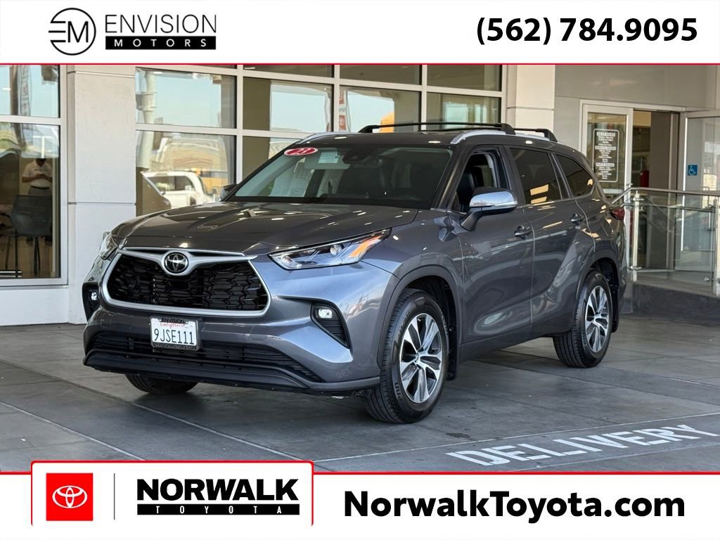 Used 2023 Toyota Highlander XLE image 1