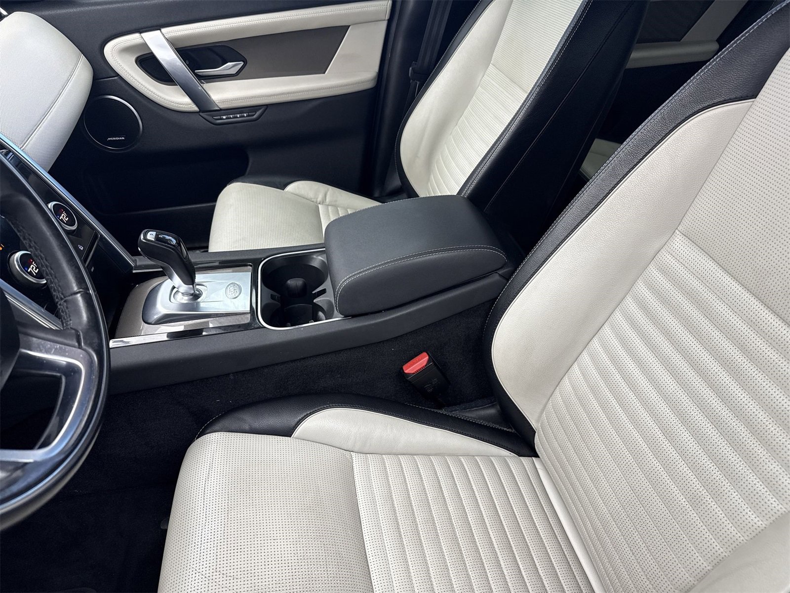 Used 2020 Land Rover Discovery Sport SE R-Dynamic image 28