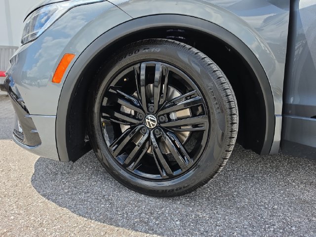 Used 2022 Volkswagen Tiguan SE R-Line FWD image 32