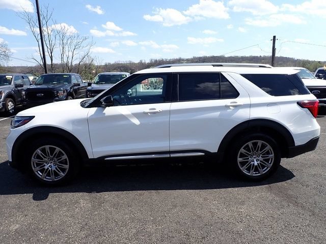 Used 2025 Ford Explorer Platinum AWD/4WD image 2