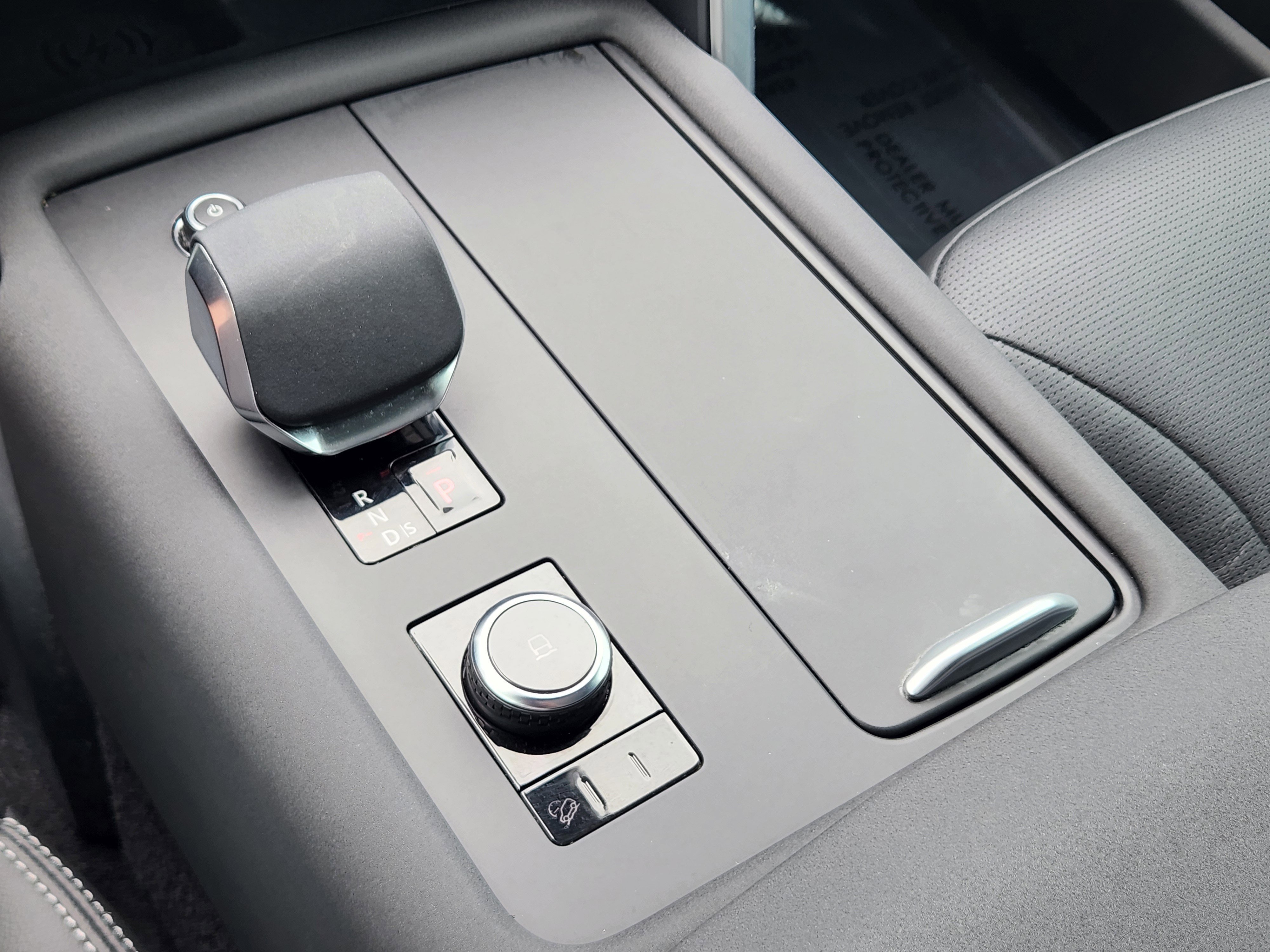 Certified 2025 Land Rover Discovery Dynamic SE AWD/4WD image 17