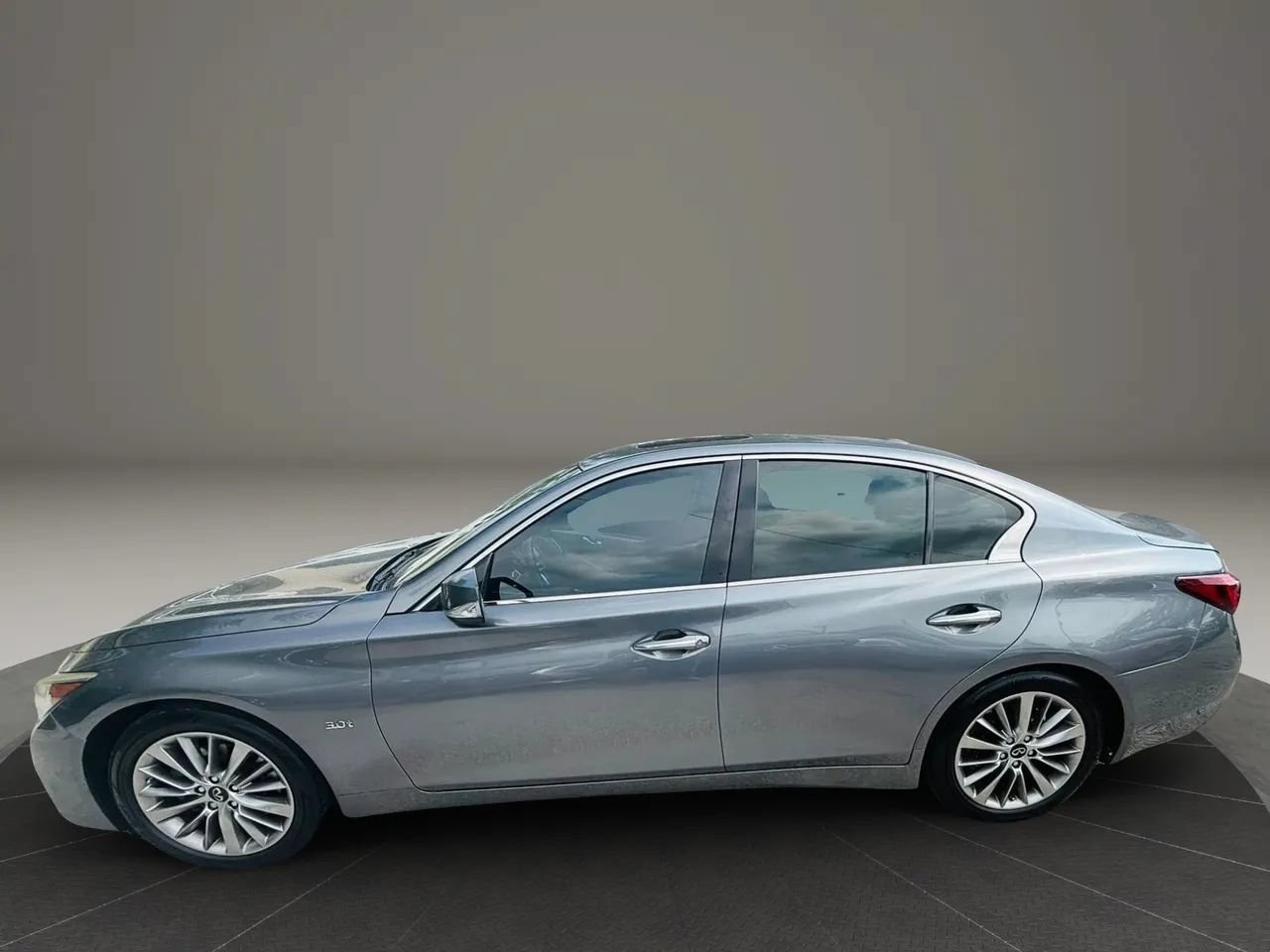 Used 2019 INFINITI Q50 Luxe RWD image 2