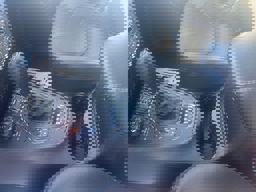 Used 2021 Jeep Cherokee Latitude Lux w/ Mopar Interior Package image 11