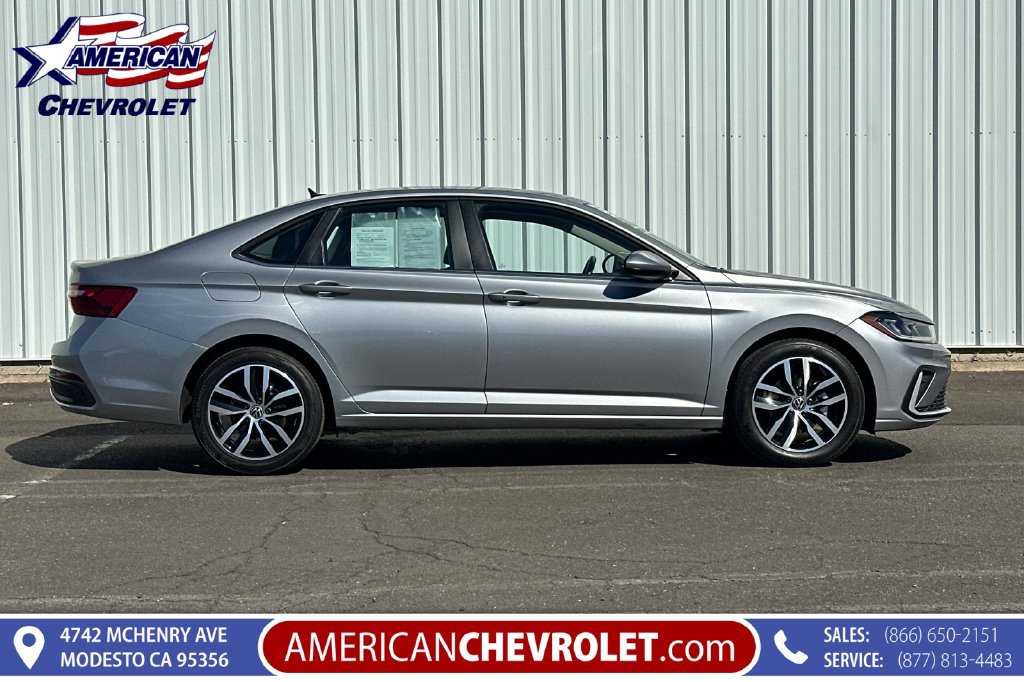 Used 2025 Volkswagen Jetta SE FWD image 3