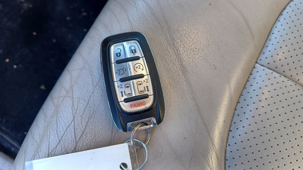 Used 2019 Chrysler Pacifica Touring-L image 9