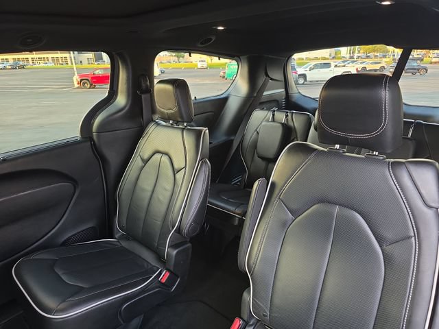 Used 2025 Chrysler Pacifica Limited FWD image 17