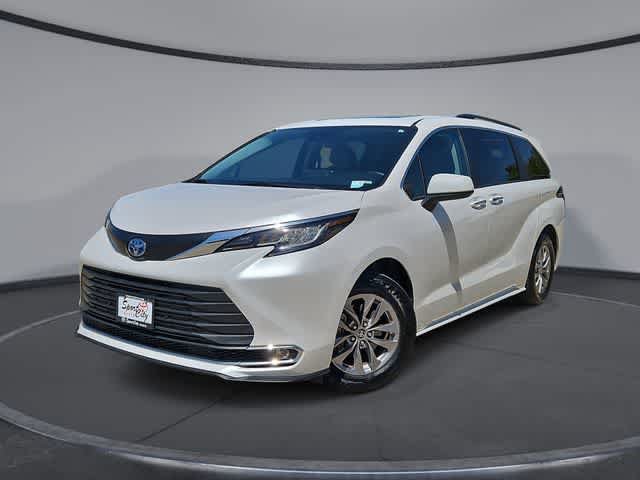 Used 2023 Toyota Sienna XLE FWD image 1