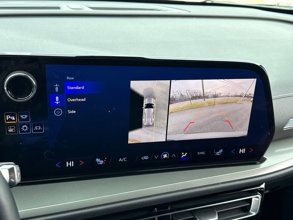 Used 2024 Chevrolet Traverse LT image 27