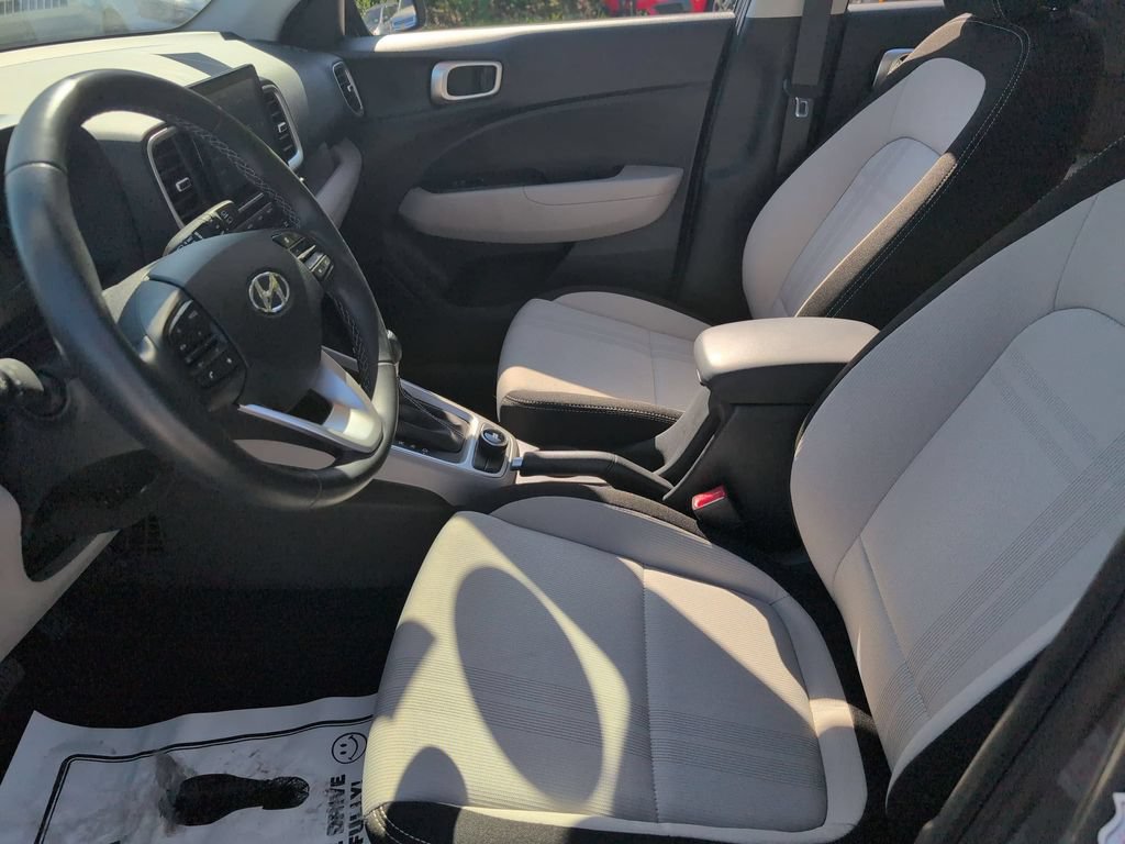 Used 2025 Hyundai Venue SEL FWD image 24