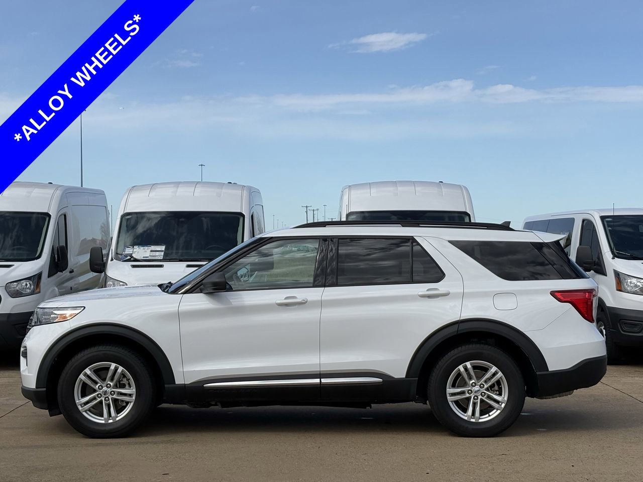 Used 2023 Ford Explorer XLT image 3