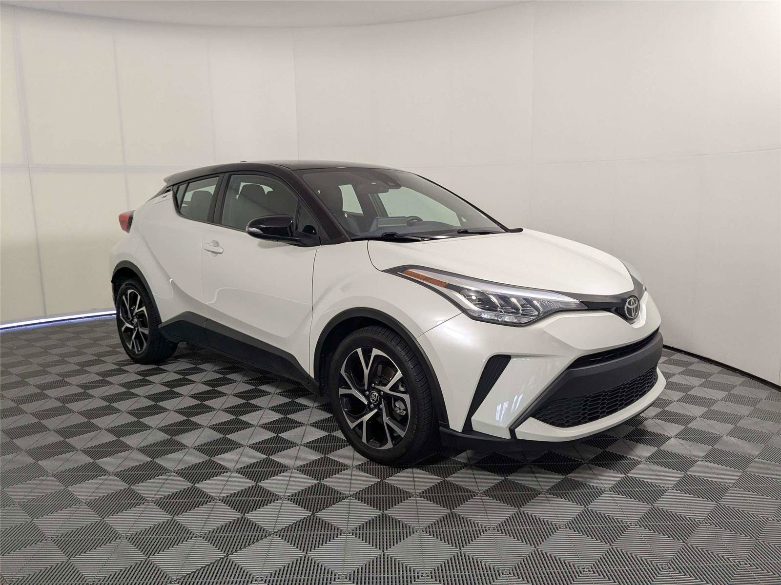 Used 2020 Toyota C-HR XLE FWD image 3