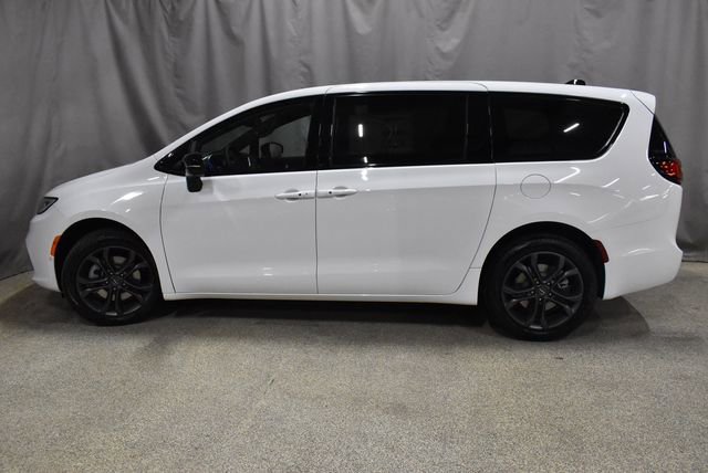 New 2026 Chrysler Pacifica Select image 6