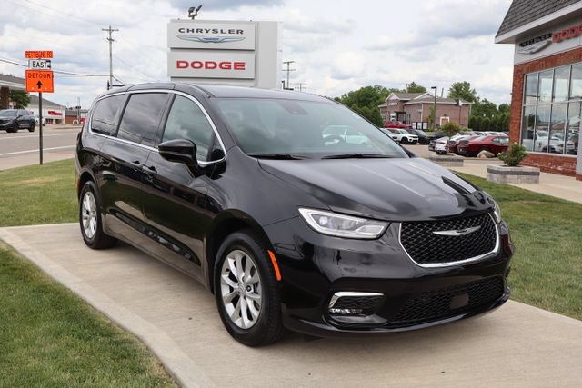 Used 2026 Chrysler Pacifica Select AWD/4WD image 3