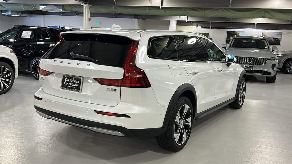 Certified 2025 Volvo V60 B5 Cross Country Plus AWD/4WD image 4