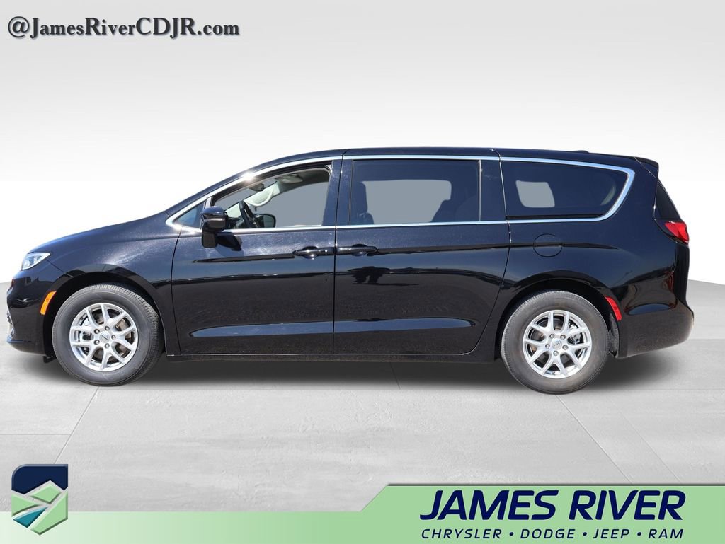 Used 2024 Chrysler Pacifica Touring-L FWD image 2