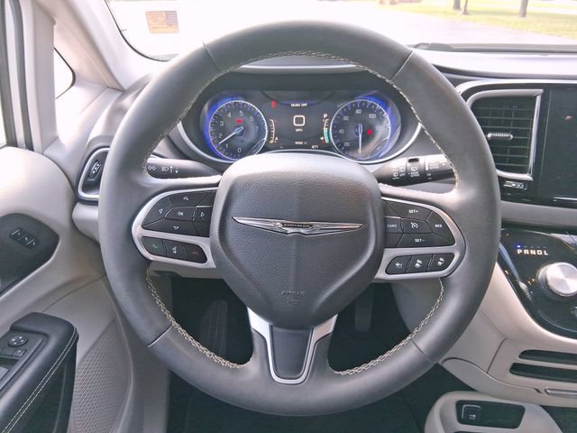 Used 2024 Chrysler Pacifica Touring-L FWD image 22