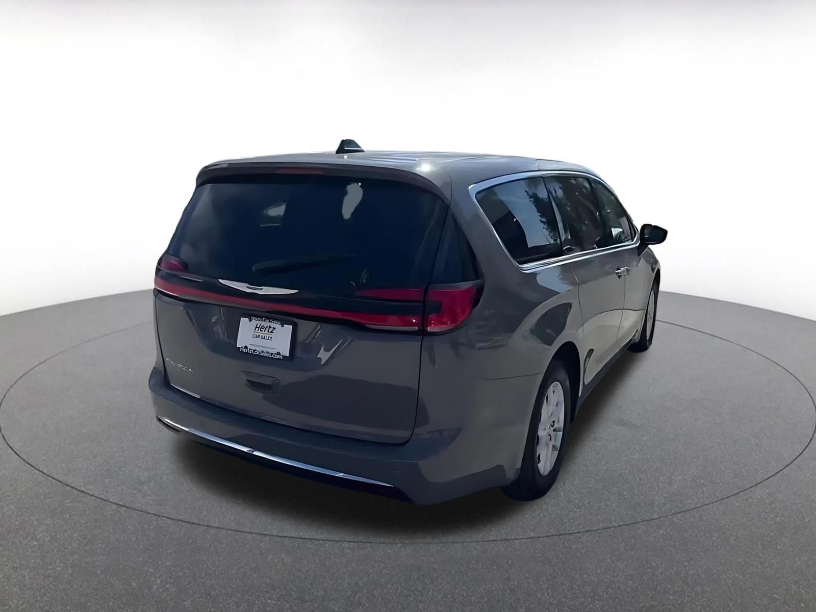 Used 2025 Chrysler Pacifica Select image 14