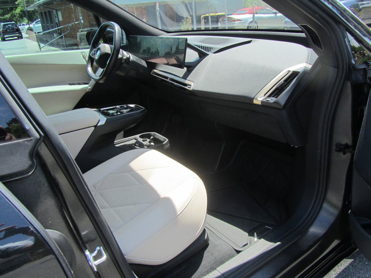 Used 2024 BMW iX xDrive50 w/ Sport Package AWD/4WD image 21