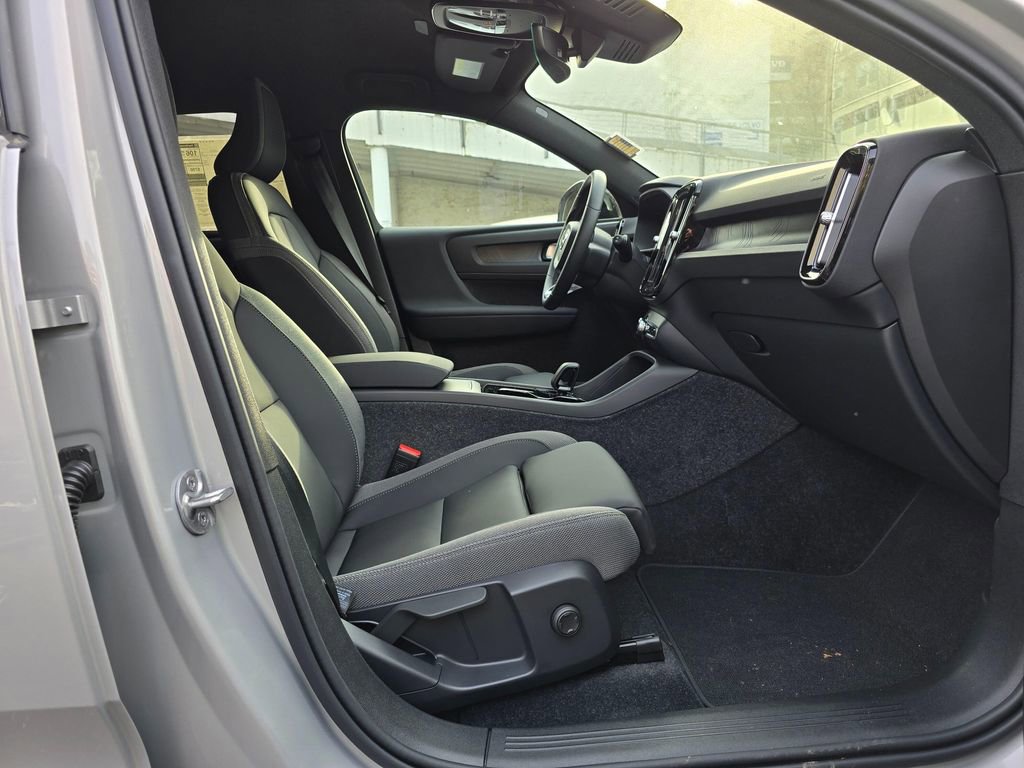 New 2025 Volvo EX40 Core w/ Climate Package image 10