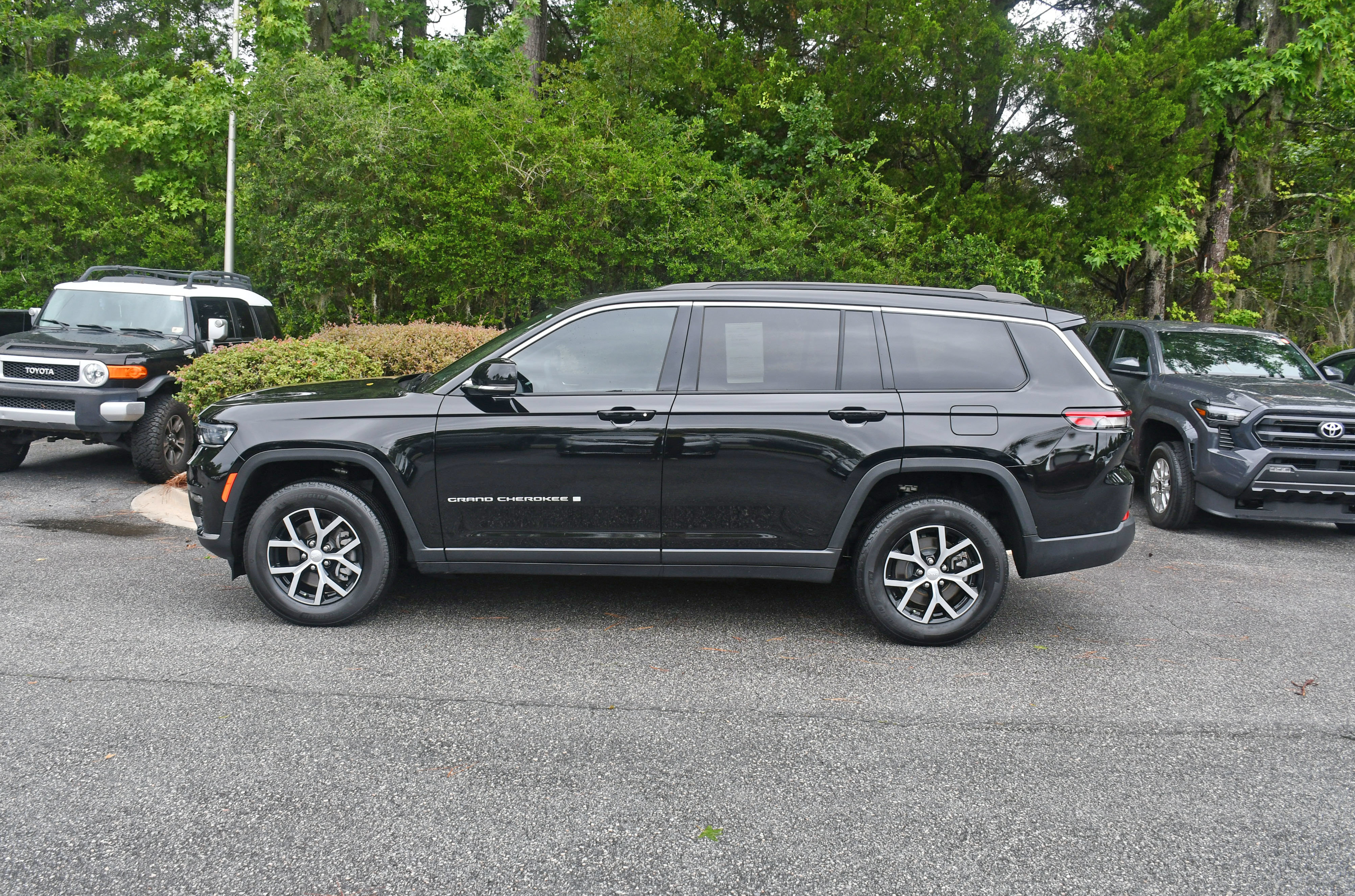 Used 2024 Jeep Grand Cherokee L Limited AWD/4WD image 2
