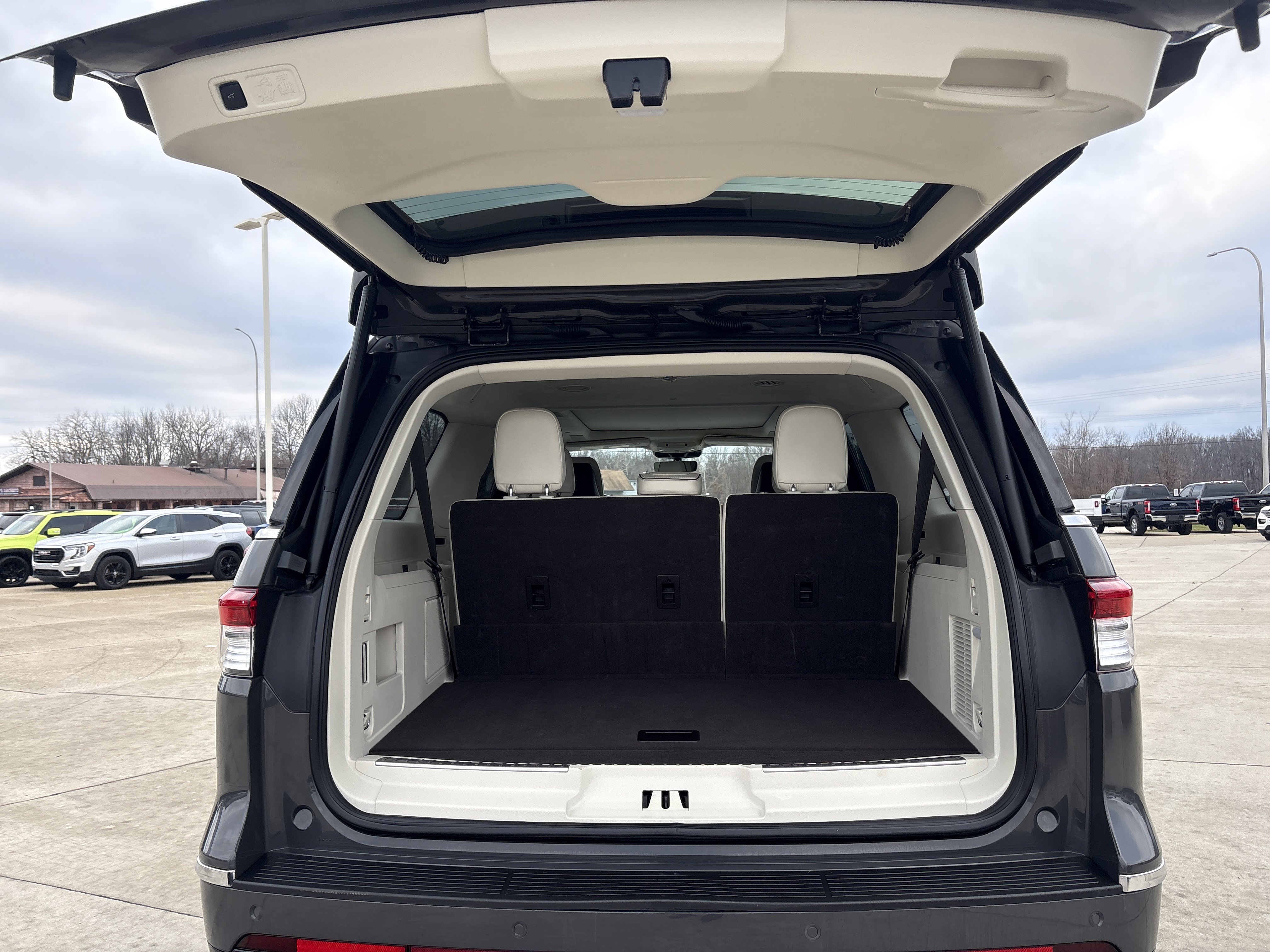 Used 2023 Lincoln Navigator L Black Label image 5
