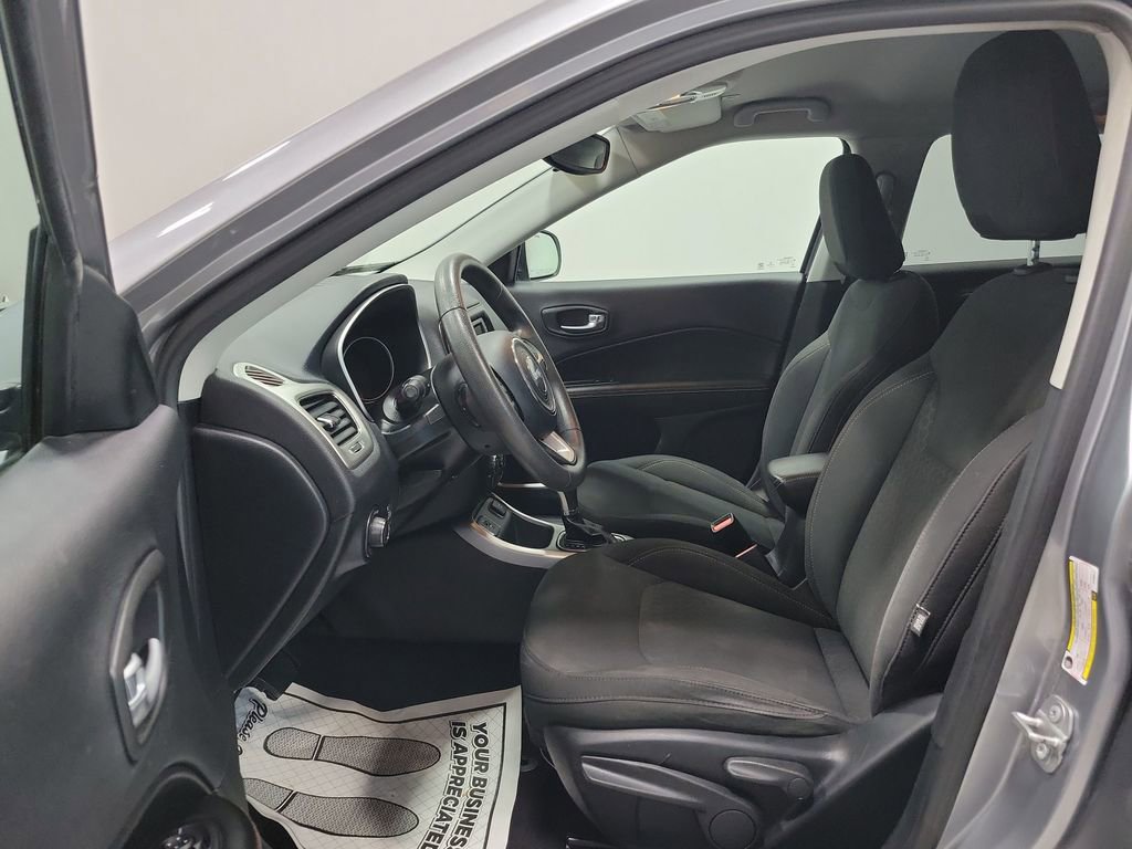 Used 2018 Jeep Compass Sport FWD image 2