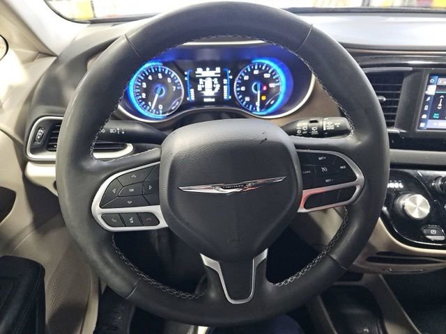 Used 2025 Chrysler Pacifica Select image 20