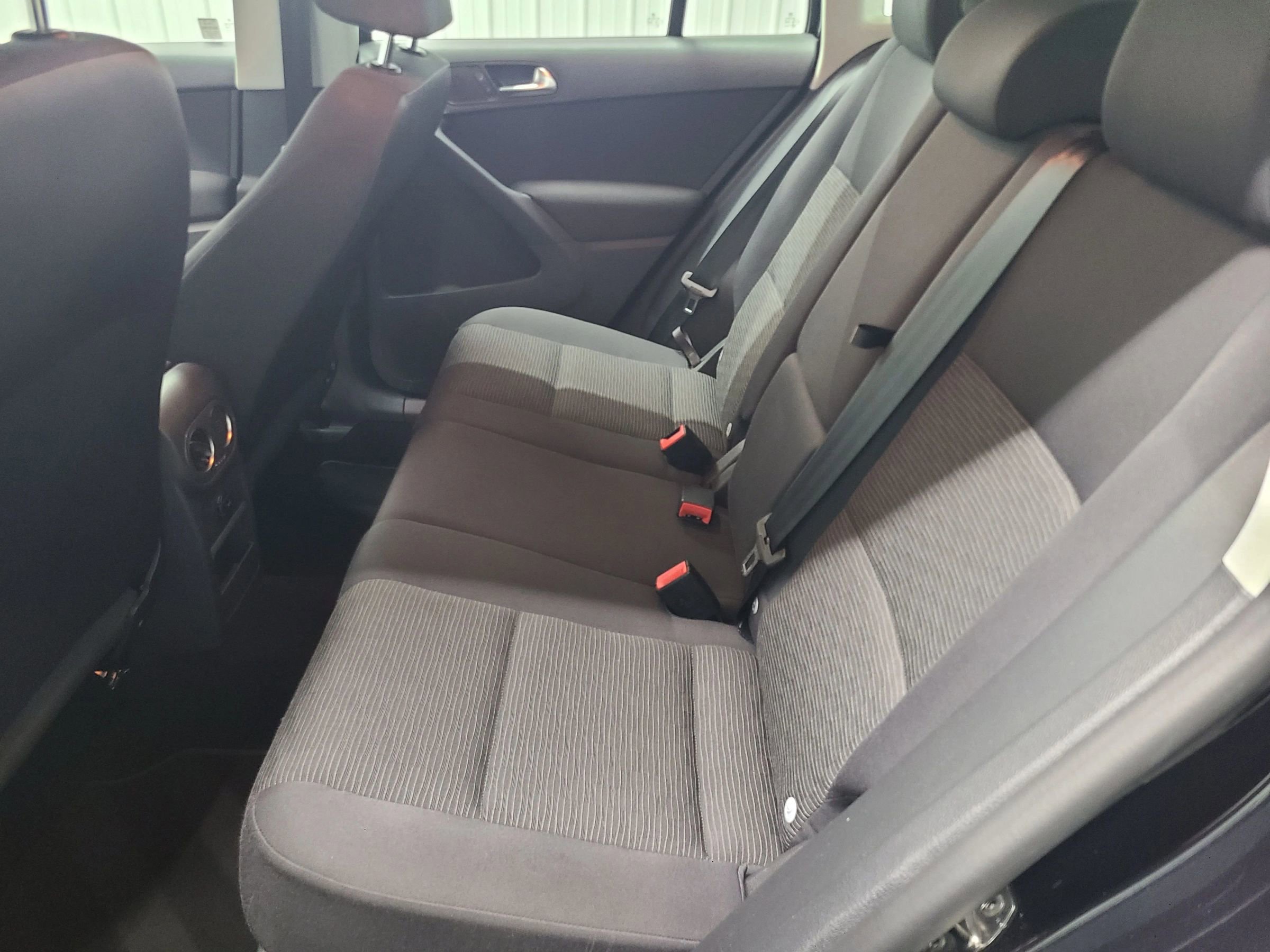 Used 2014 Volkswagen Tiguan S image 38