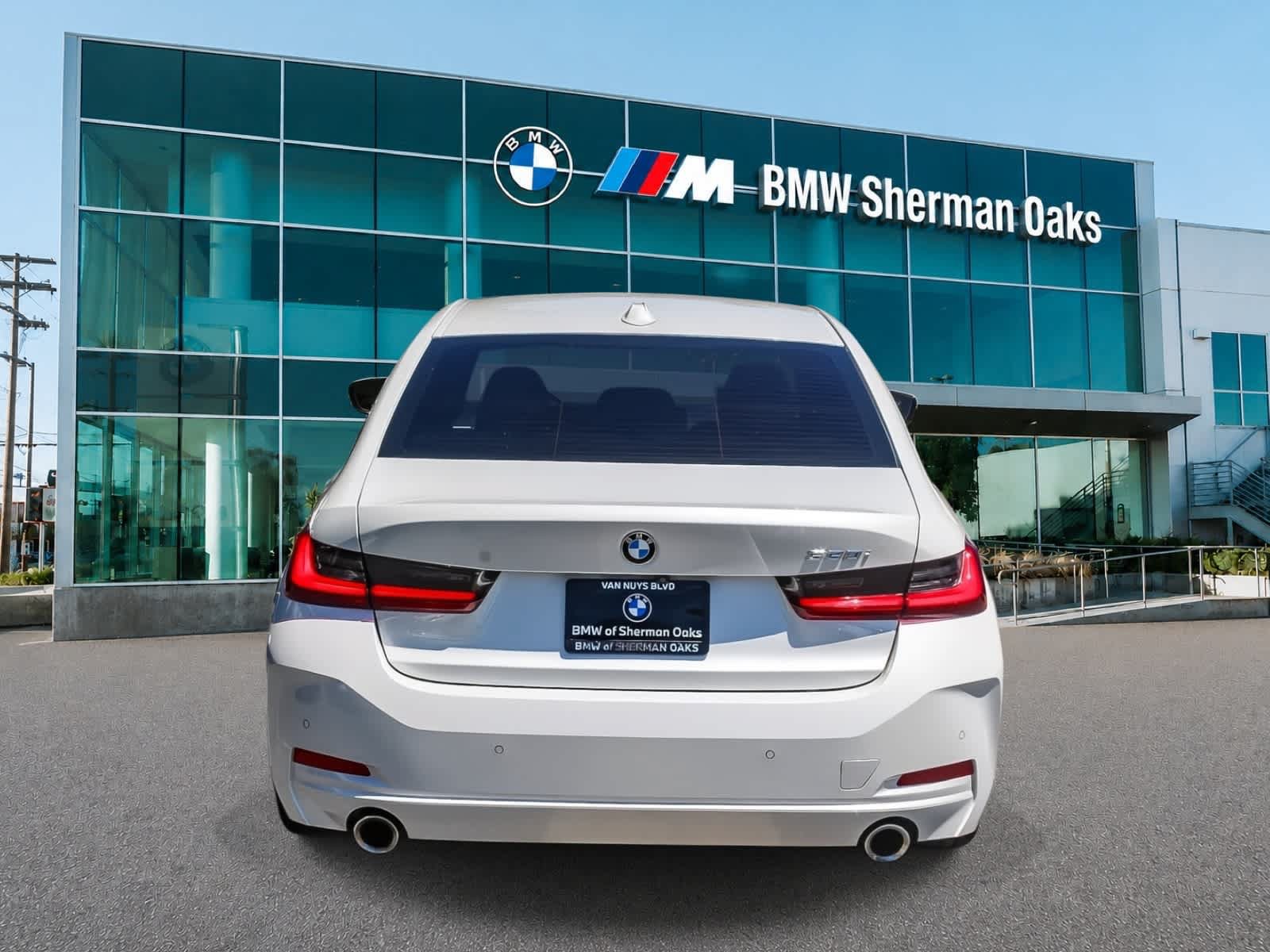 Used 2023 BMW 330i Sedan w/ Convenience Package RWD image 5