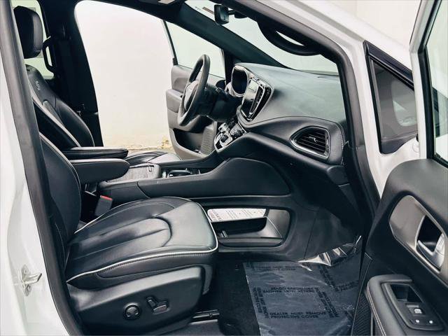 Certified 2023 Chrysler Pacifica Limited w/ S Appearance Package AWD/4WD image 7