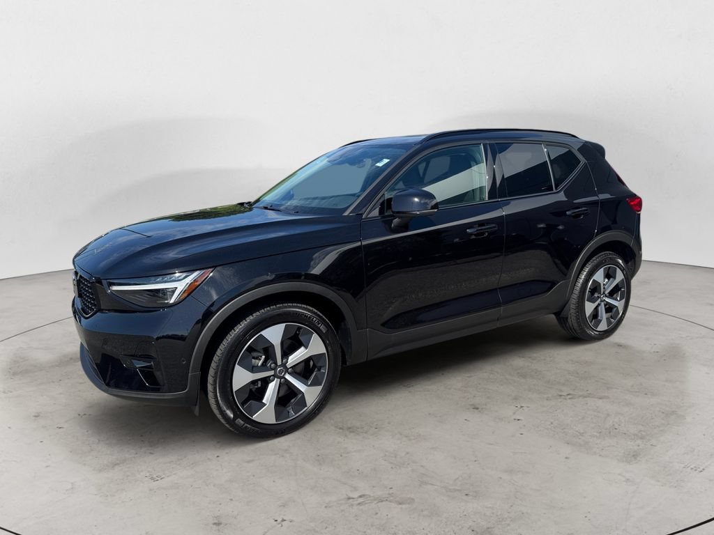 Used 2026 Volvo XC40 B5 Plus AWD/4WD image 2