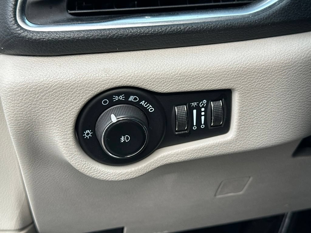 Used 2023 Chrysler Pacifica Limited FWD image 48