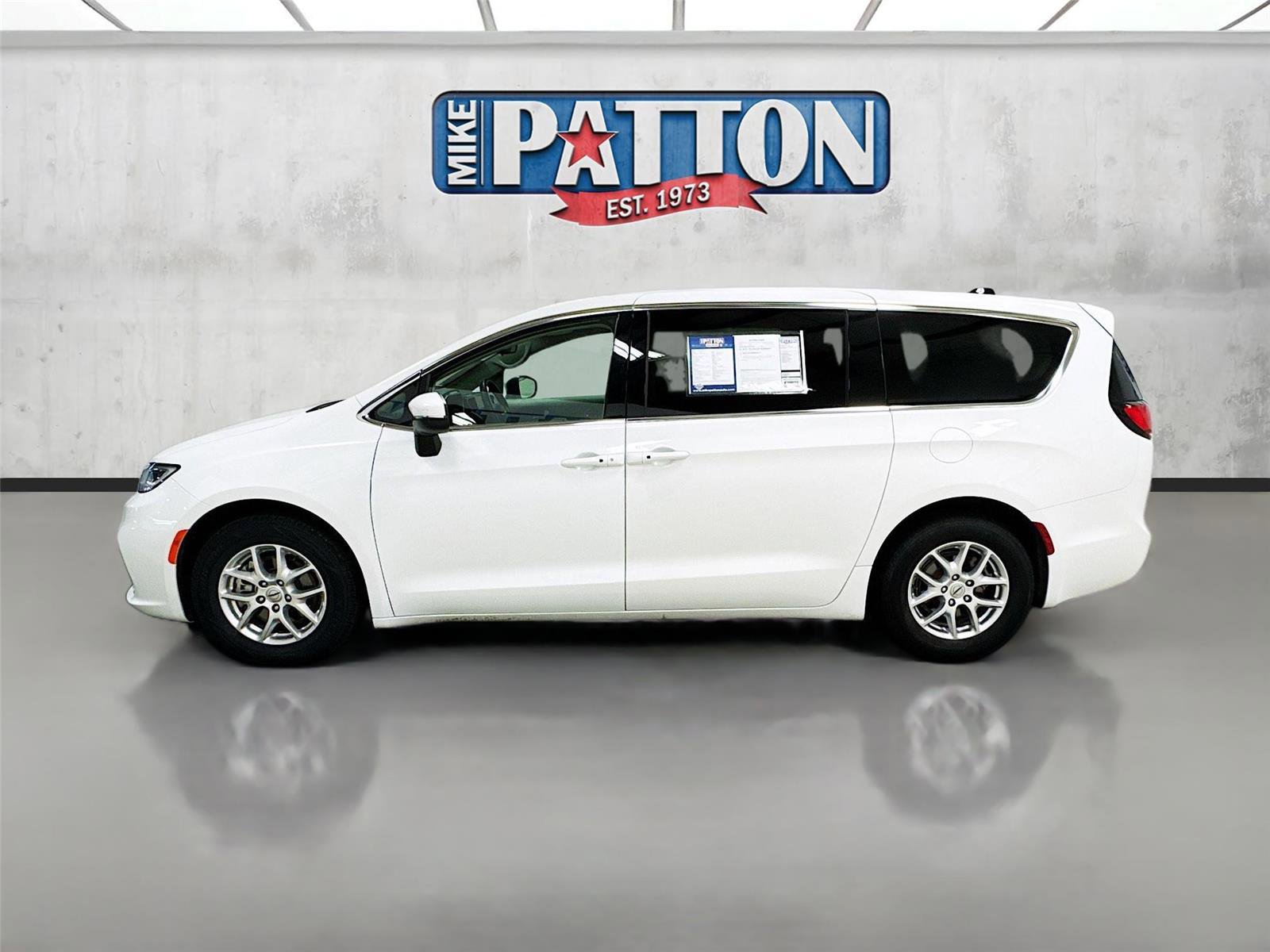 Used 2023 Chrysler Pacifica Touring-L image 4