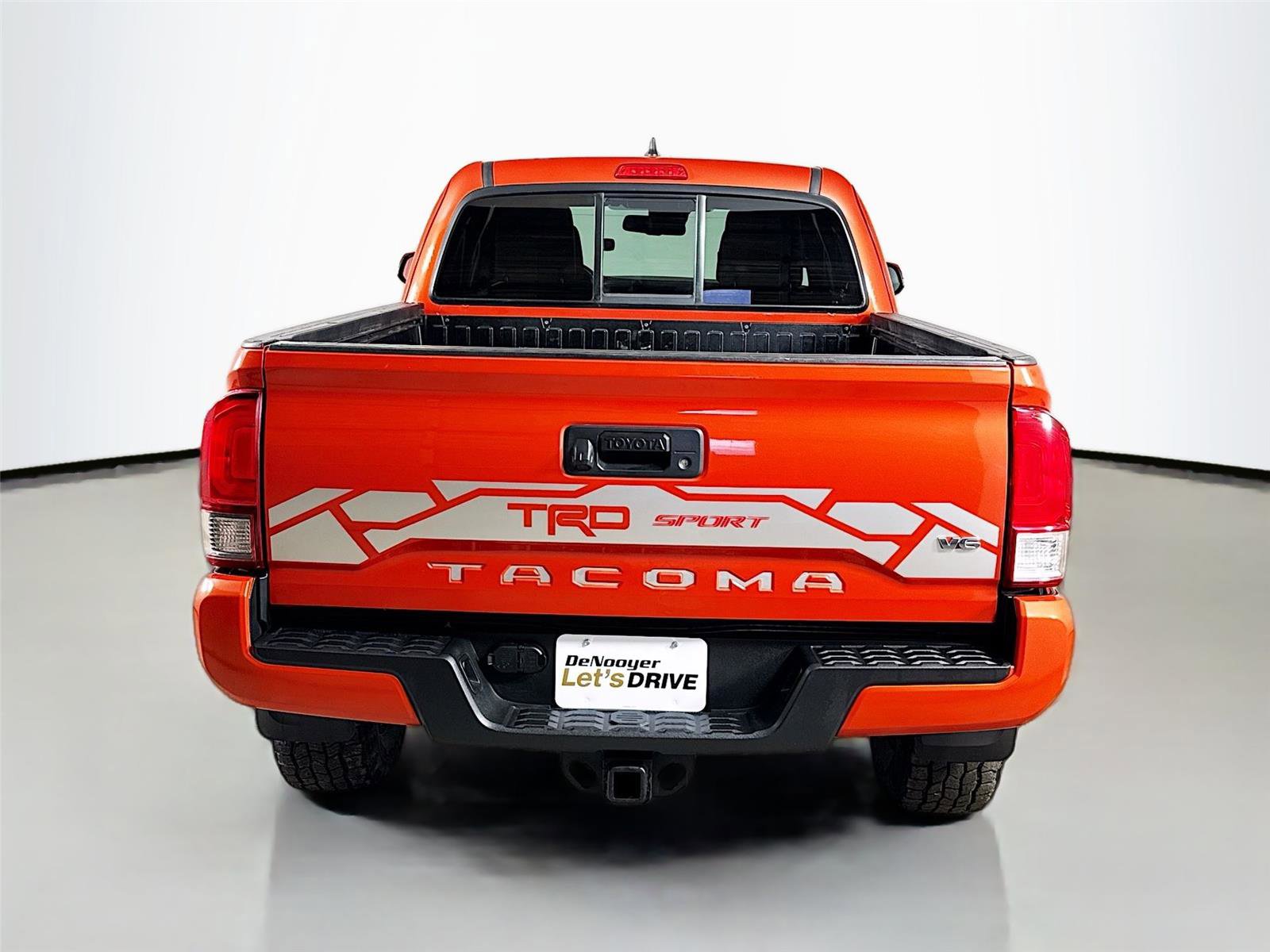 Used 2018 Toyota Tacoma TRD Sport image 8