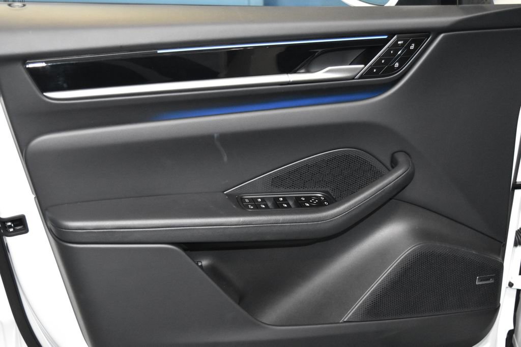 Certified 2025 Porsche Macan Electric image 7