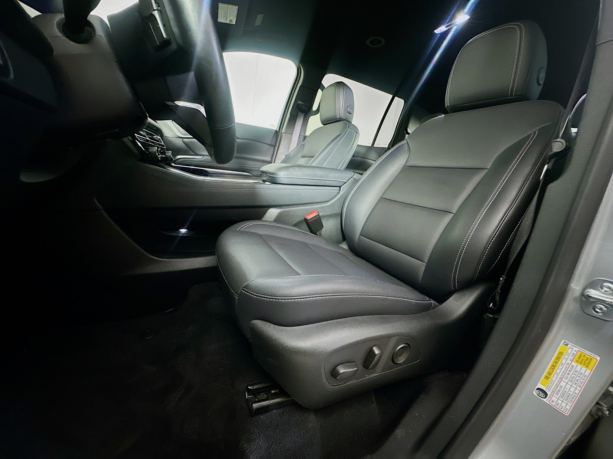 Used 2025 Chevrolet Traverse LT FWD image 13