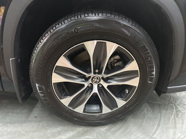 Used 2023 Toyota Highlander XLE FWD image 25