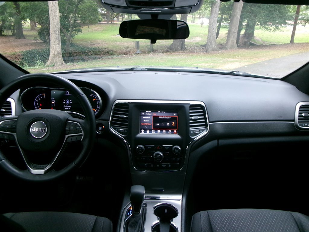 Used 2018 Jeep Grand Cherokee Laredo image 9