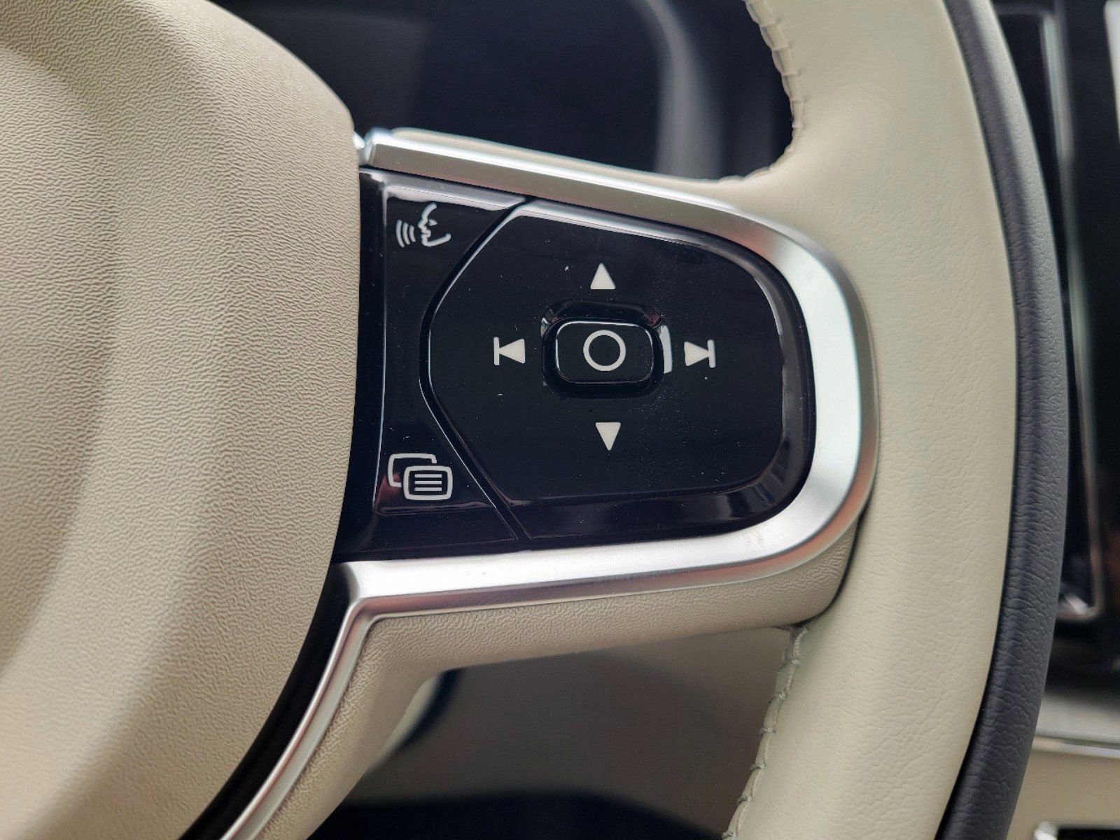 New 2024 Volvo XC60 B5 Ultimate w/ Protection Package Premier AWD/4WD image 30