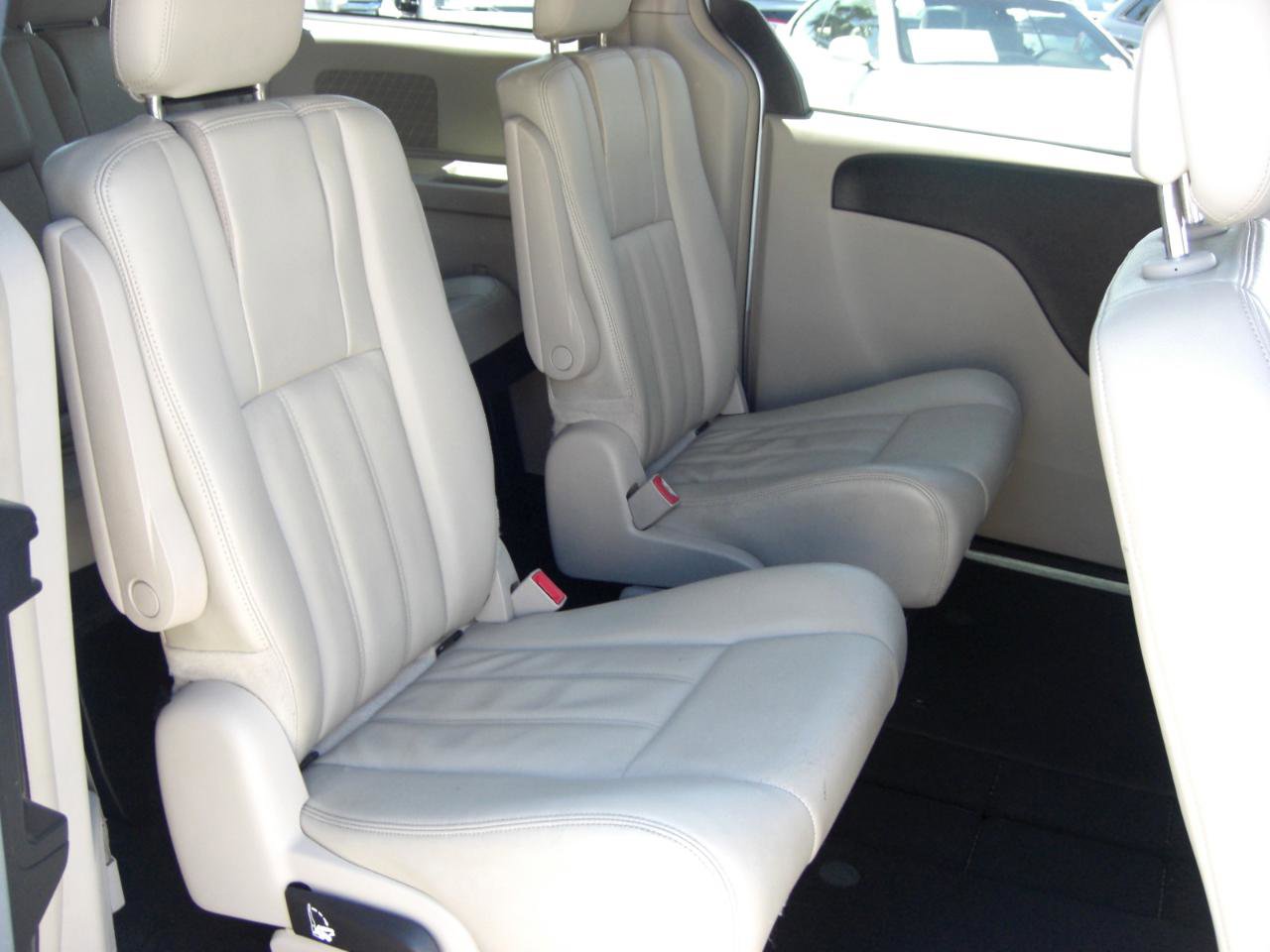 Used 2013 Chrysler Town & Country Touring FWD image 15