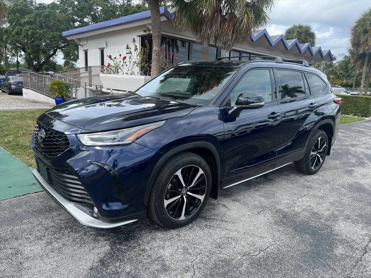 Used 2022 Toyota Highlander XSE AWD/4WD image 2
