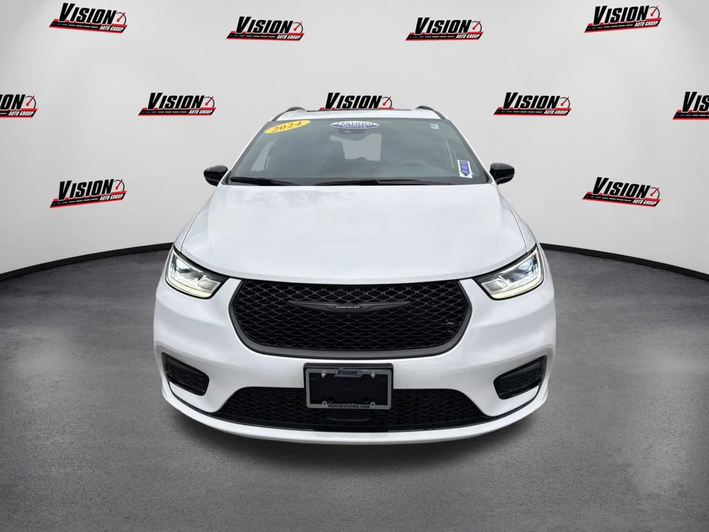 Used 2024 Chrysler Pacifica Limited w/ S Appearance Package image 2