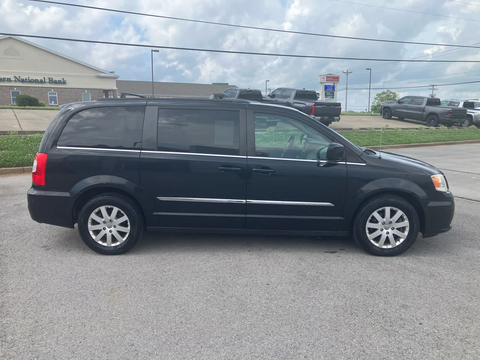Used 2013 Chrysler Town & Country Touring FWD image 8
