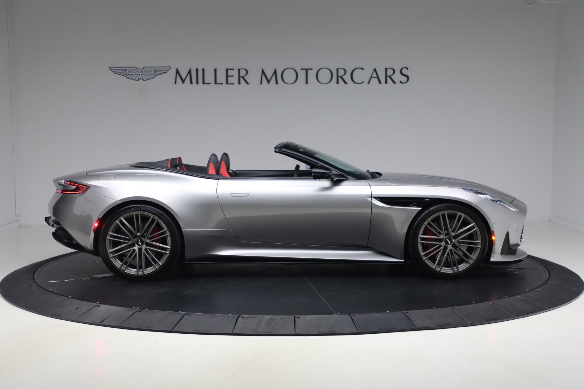 Used 2024 Aston Martin DB12 Convertible RWD image 9