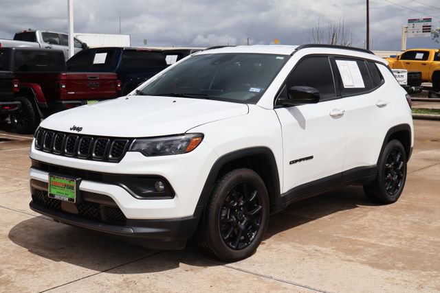 Used 2025 Jeep Compass Latitude w/ Altitude Special Edition AWD/4WD image 3