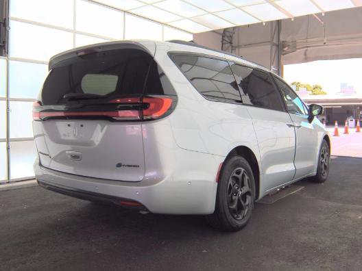 Used 2024 Chrysler Pacifica Premium FWD image 2