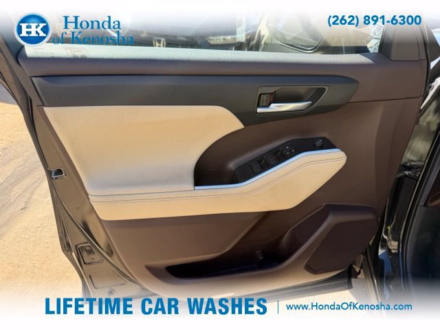 Used 2020 Toyota Highlander XLE AWD/4WD image 7