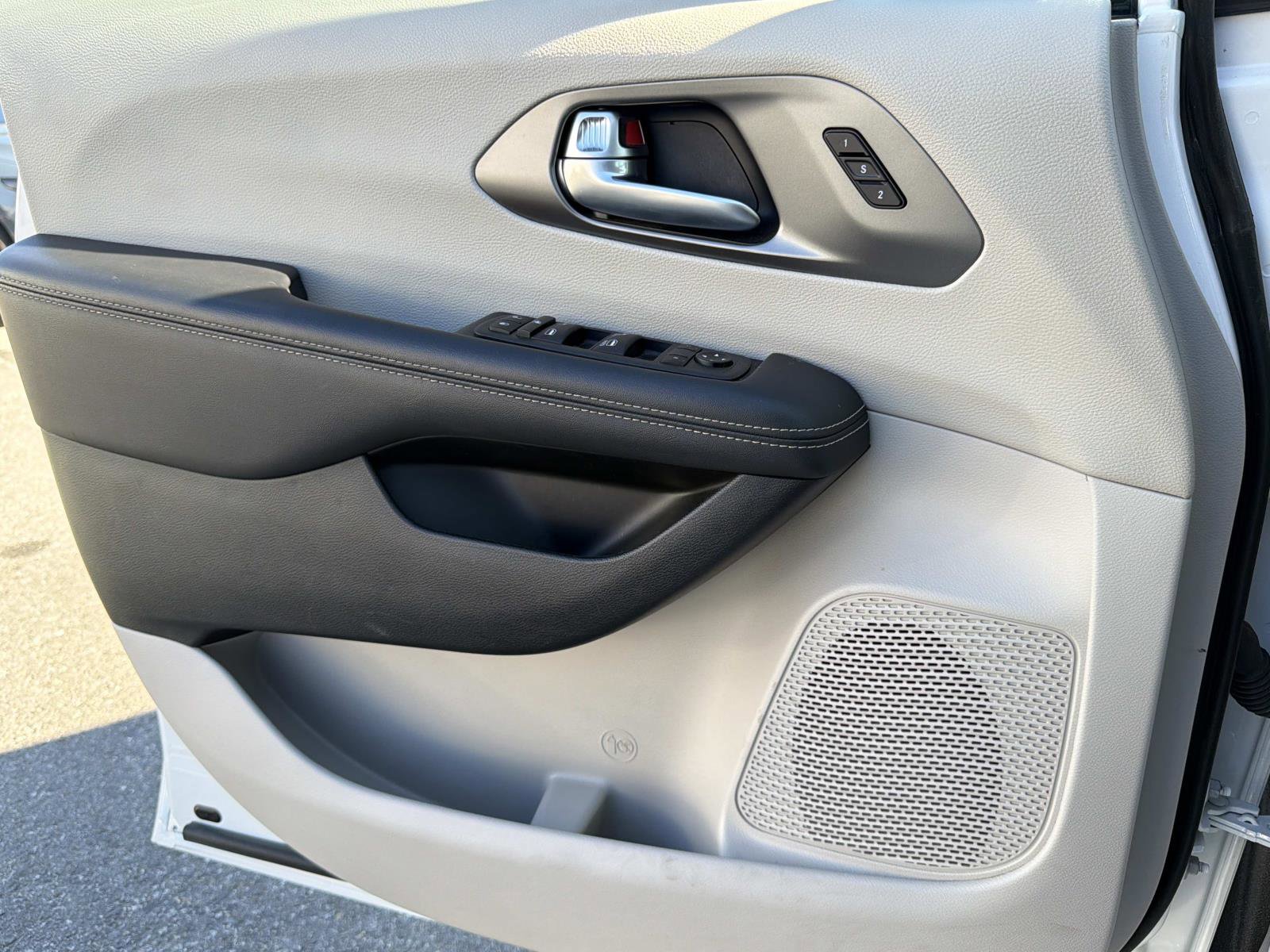 Used 2023 Chrysler Pacifica Touring-L image 17