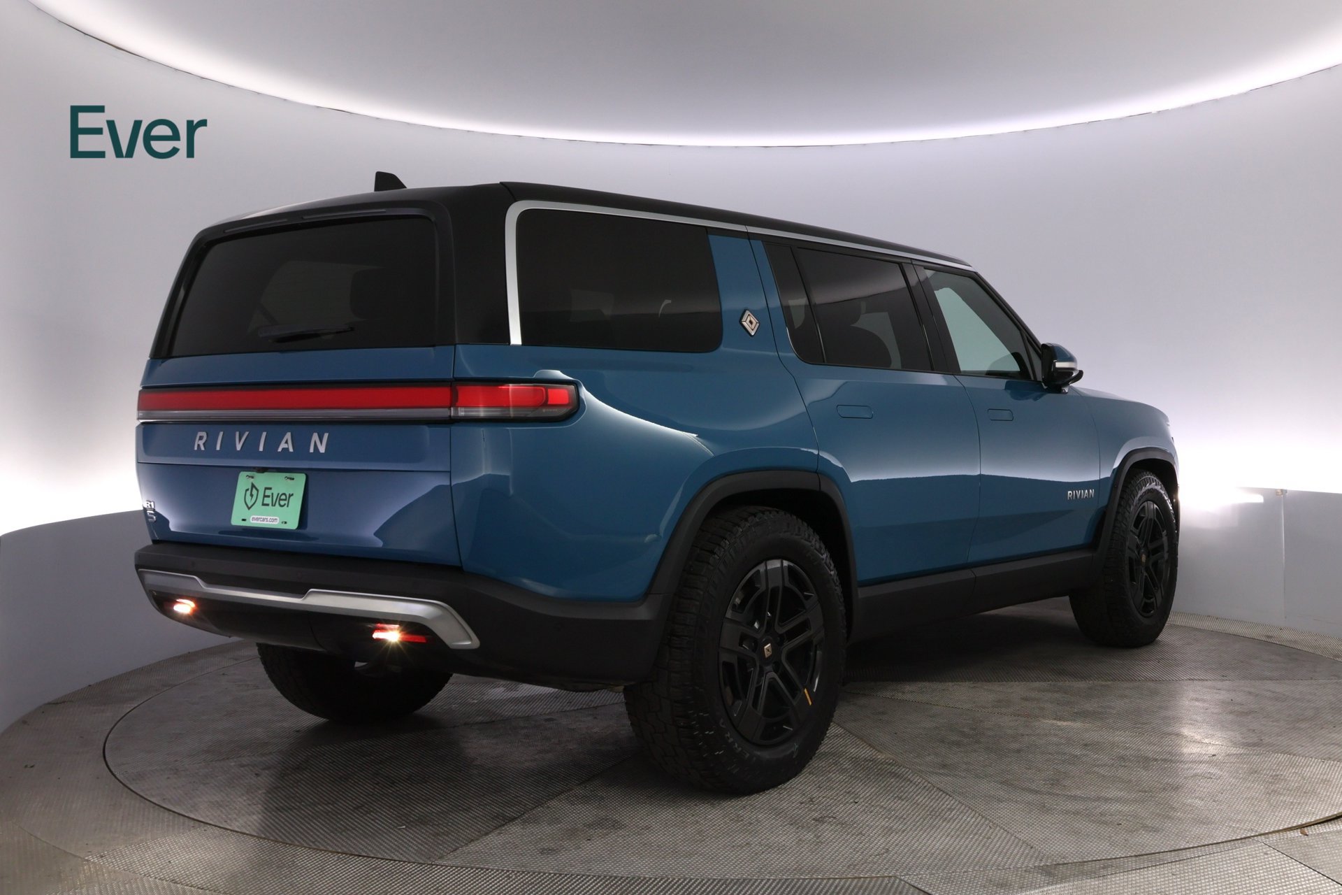 Used 2024 Rivian R1S Adventure Dual AWD/4WD image 3