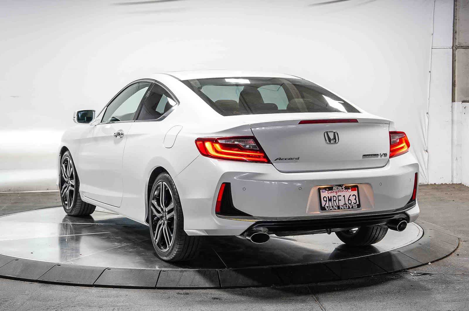 Used 2017 Honda Accord Touring image 2